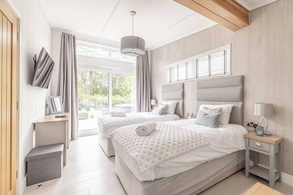 Luxury Lodge with Hot Tub in Windsor Marina in Windsor, Berkshire