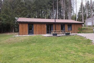 Maison de campagne pour 8 personnes, avec terrasse et jardin, animaux acceptés à Le Lac-d'Issarlès