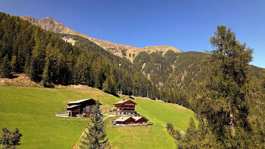 Apartamento inteiro, Apartamento 'Niederhaushof' com vista para a montanha, varanda e acesso Wi-Fi in Ultimo, Ortler Alps