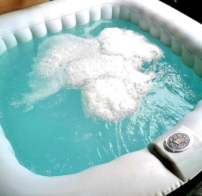 Gîte pour 4 personnes, avec terrasse et vue ainsi que piscine et jardin, animaux acceptés à Saint-Jory