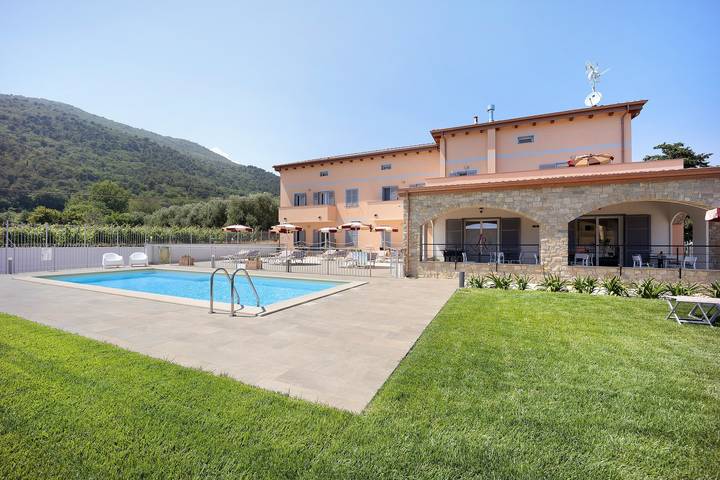 Geheel appartement, Vakantie Appartement "Antichi Ricordi - Il Pollaio" met Privé Terras, Gedeeld Zwembad & Wi-Fi in Andora, Riviera di Ponente