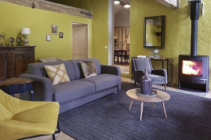 Gîte pour 17 personnes, avec Terrasse ainsi que Jardin et Piscine