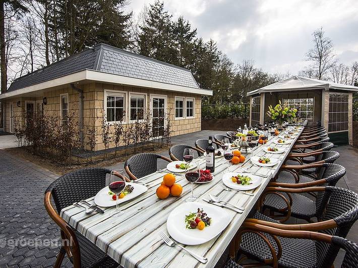 Vakantiehuis voor 28 personen, with terras and tuin as well as uitzicht op het meer in De Bult