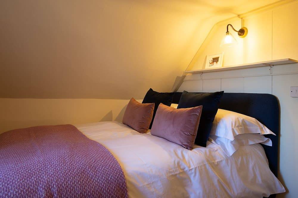 Rose Cottage, Rodborough - sleeps 6 guests  in 3 bedrooms in Stroud, Gloucestershire