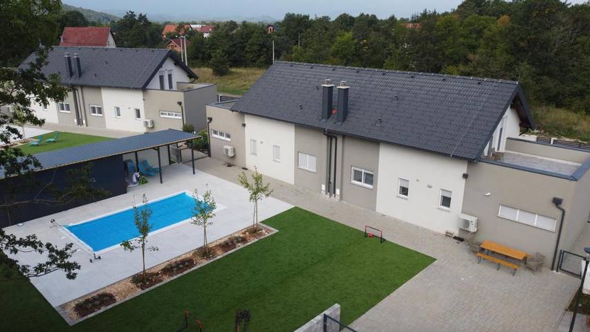 Ferienhaus für 6 Personen, mit Balkon und Terrasse sowie Garten und Pool in Lovinac