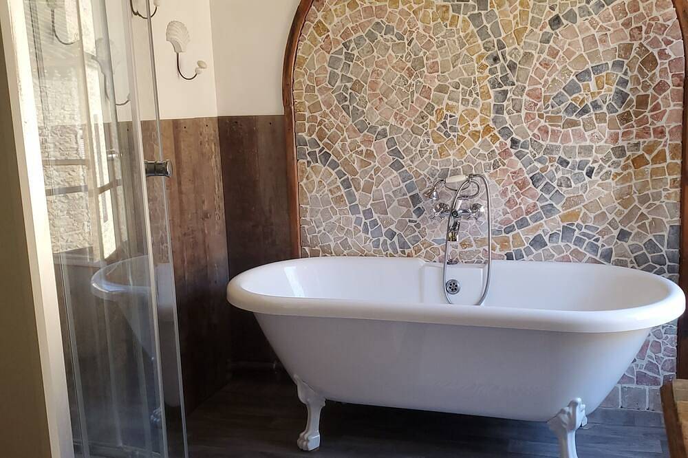 Entire apartment, Appartement de 76m2 dans maison historique in Fontaine-de-Vaucluse, Vaucluse