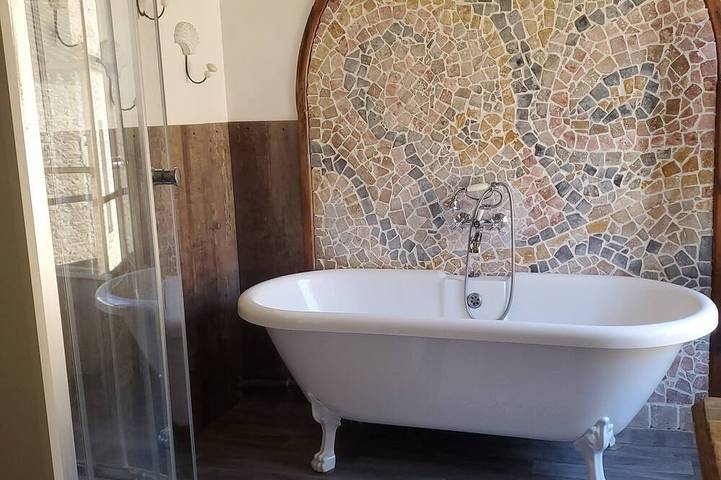 Appartement entier, Appartement 76m2 au bord de la Sorgue – Maison historique les pieds dans l’eau in Fontaine-de-Vaucluse, Vaucluse
