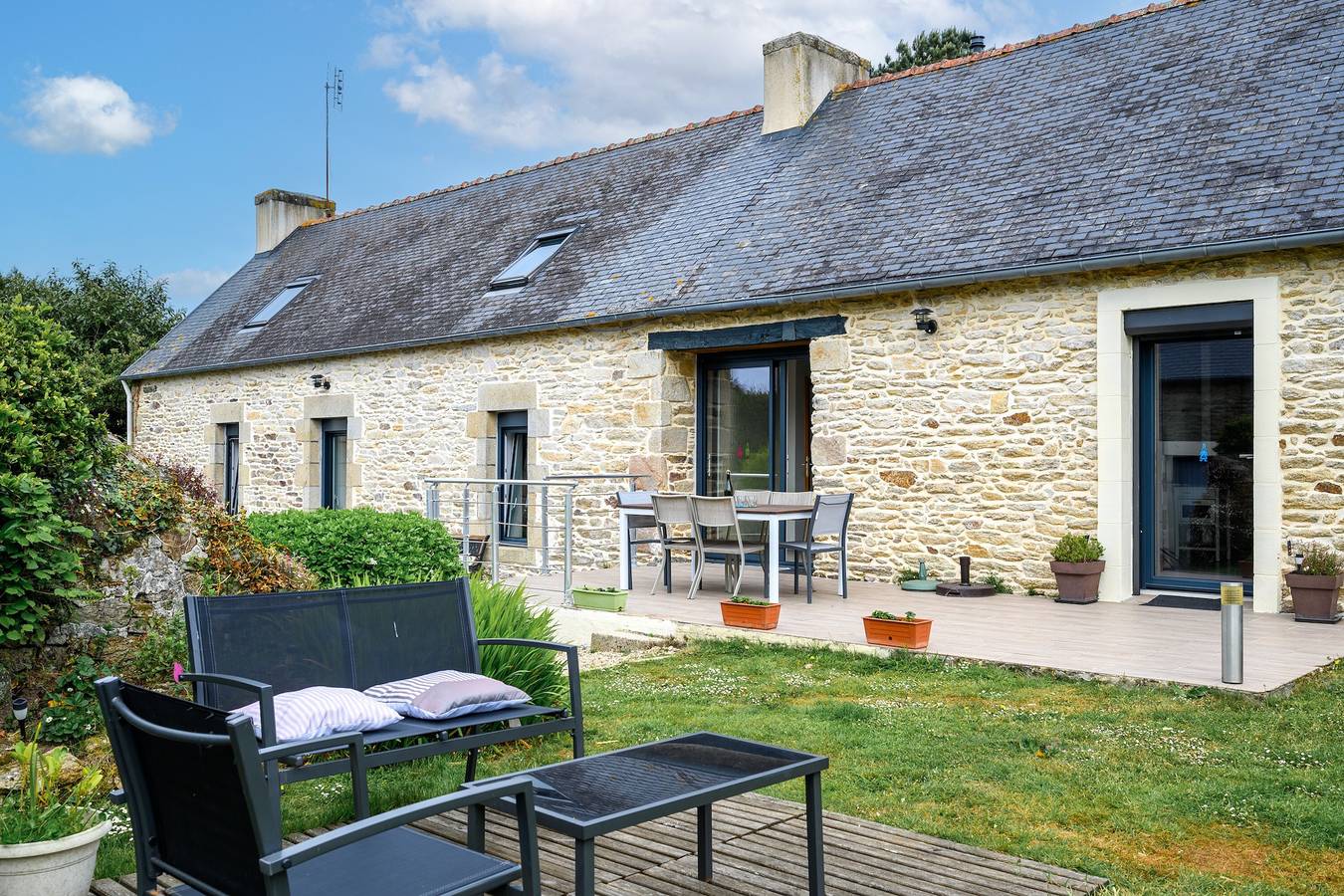 Maison de vacances "Gîte Authentique Breton : avec terrasse privée, jardin privé et Wi-Fi in Plonéour-Lanvern, Région de Quimper