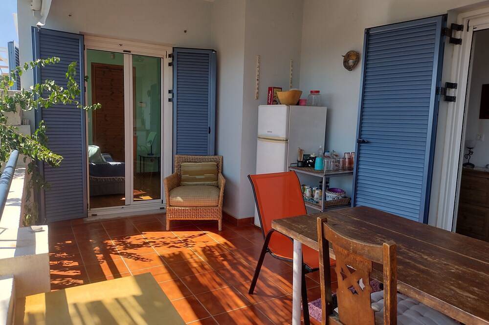 Ganze Wohnung, Idyllic Gialova apartment overlooking Navarino Bay. 3mins drive to the beach in Messenien