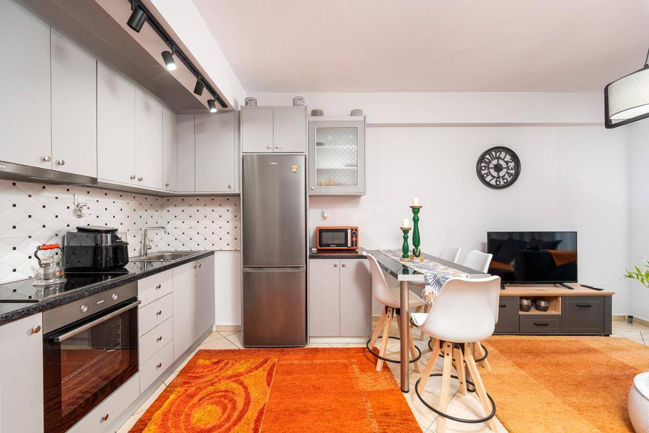 Appartement entier, Colorful city apartment in Aigio, Achaïe