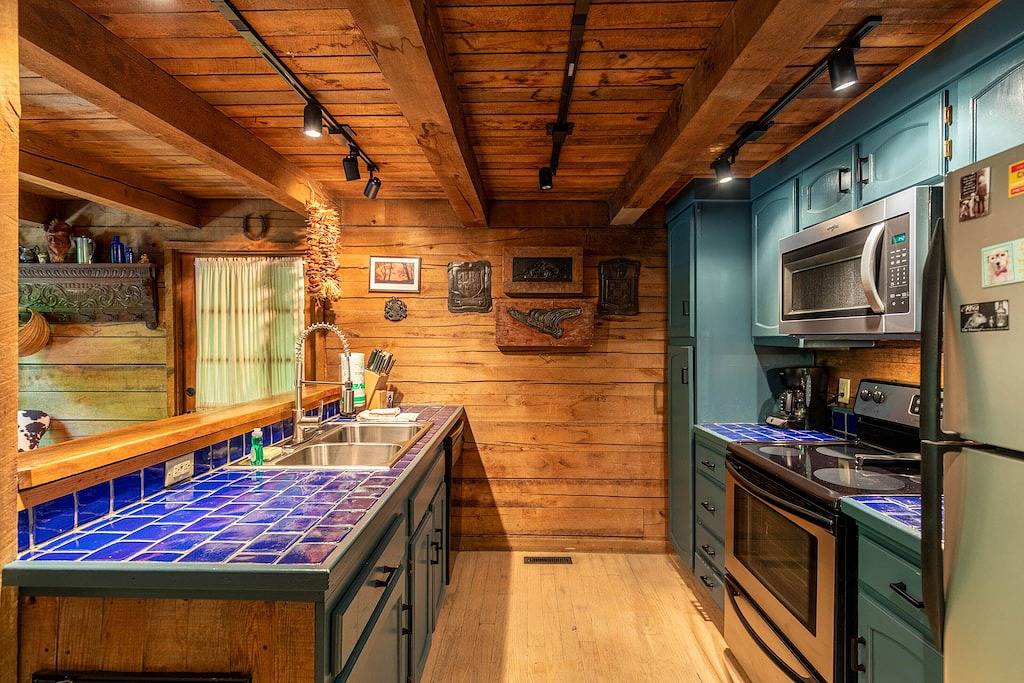 The Dog House - Romantic, Hot Tub, Creekside, Firepit Perfect couples getaway! in Blue Ridge Parkway, Watauga County