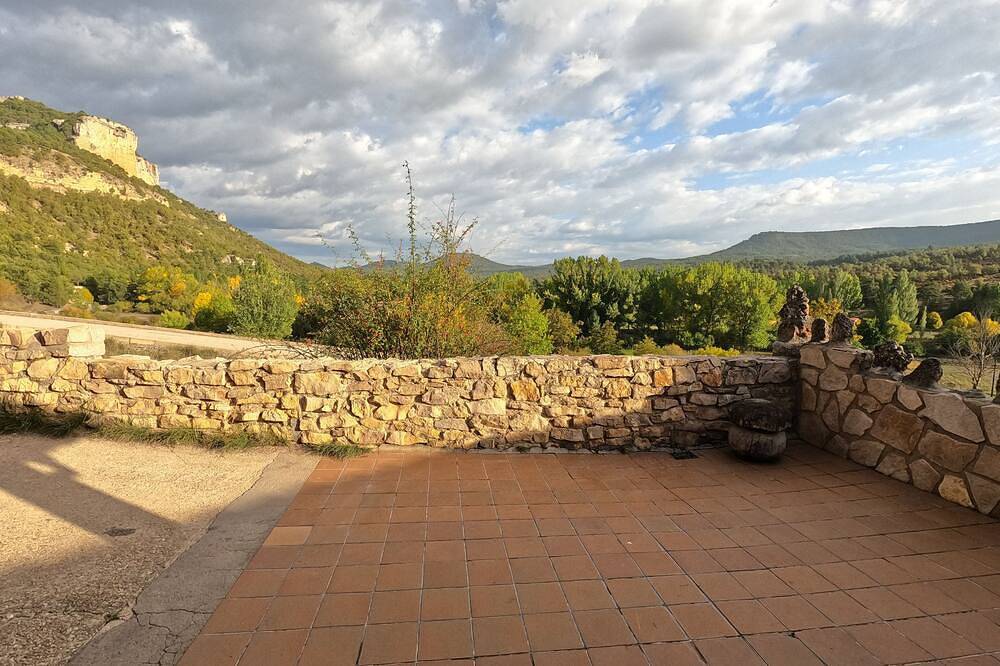 Apartamento entero, Apartamento rural con chimenea y patio con barbacoa y vistas a las montañas in Uña, La Ciudad Encantada