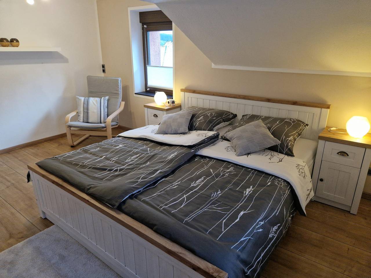 Ganze Ferienwohnung, 5-Bett-Ferienwohnung Dusche/Wc, 3 Schlafräume in Nohn, Vulkaneifel