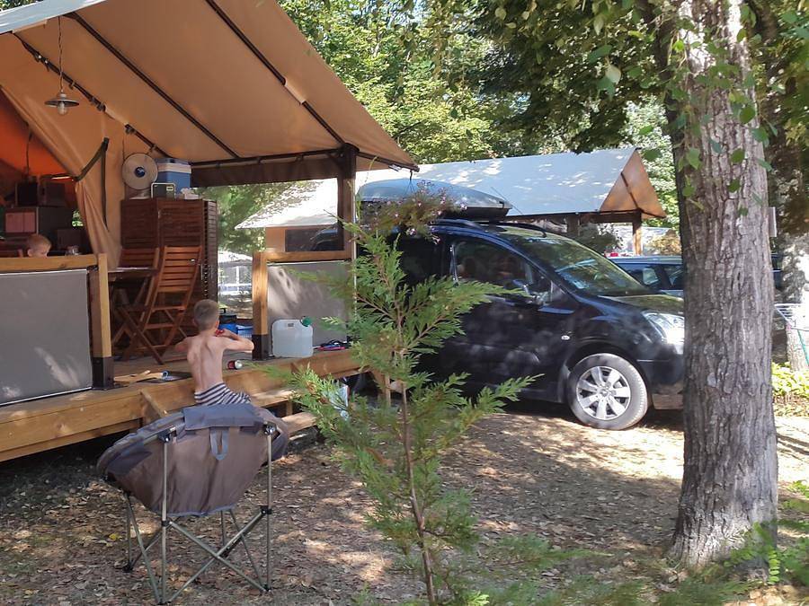 Camping Les Rives du Céou - Safarizelt 5 personen - Victoria Lodge - ohne Sanitäranlagen 20 qm in Saint-Chamarand, Quercy