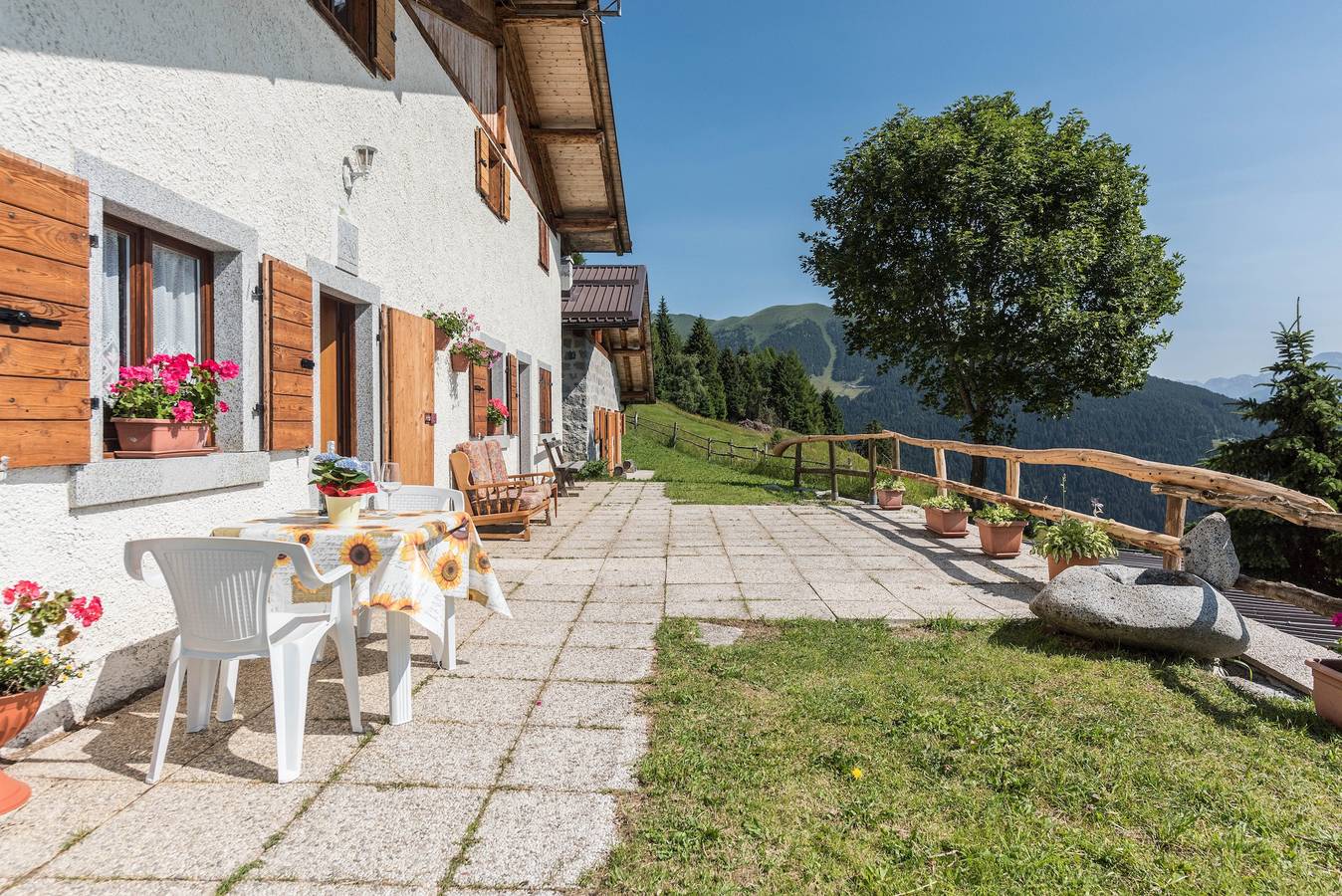 Ganze Wohnung, Ferienwohnung "Baita Località Cap" mit Garten & Bergblick in Roncone, Sella Giudicarie