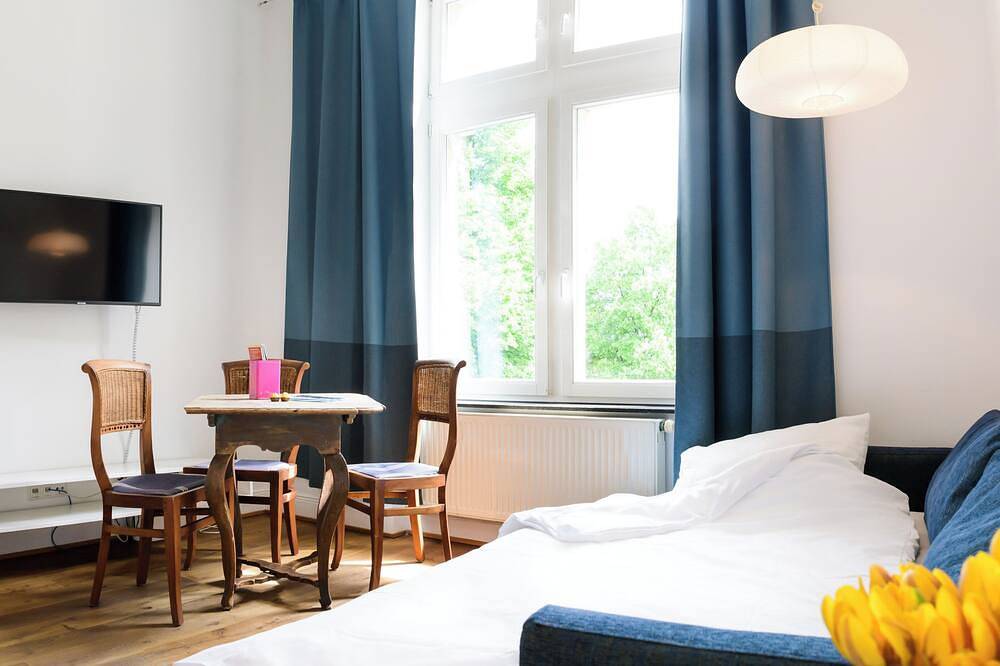 Entire apartment, Studio apartment with view of the cathedral spires and sleeping gallery in Cologne, Rhineland