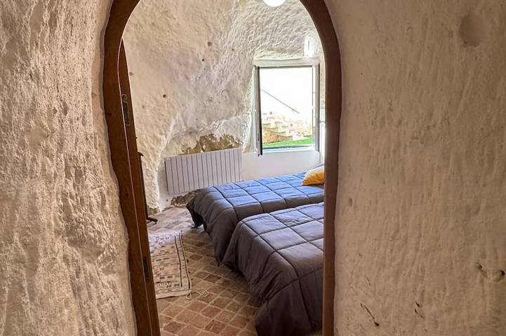 Suite familiale en maison troglodyte avec accès piscine couverte in La Roche-Clermault, Vallée de la Loire