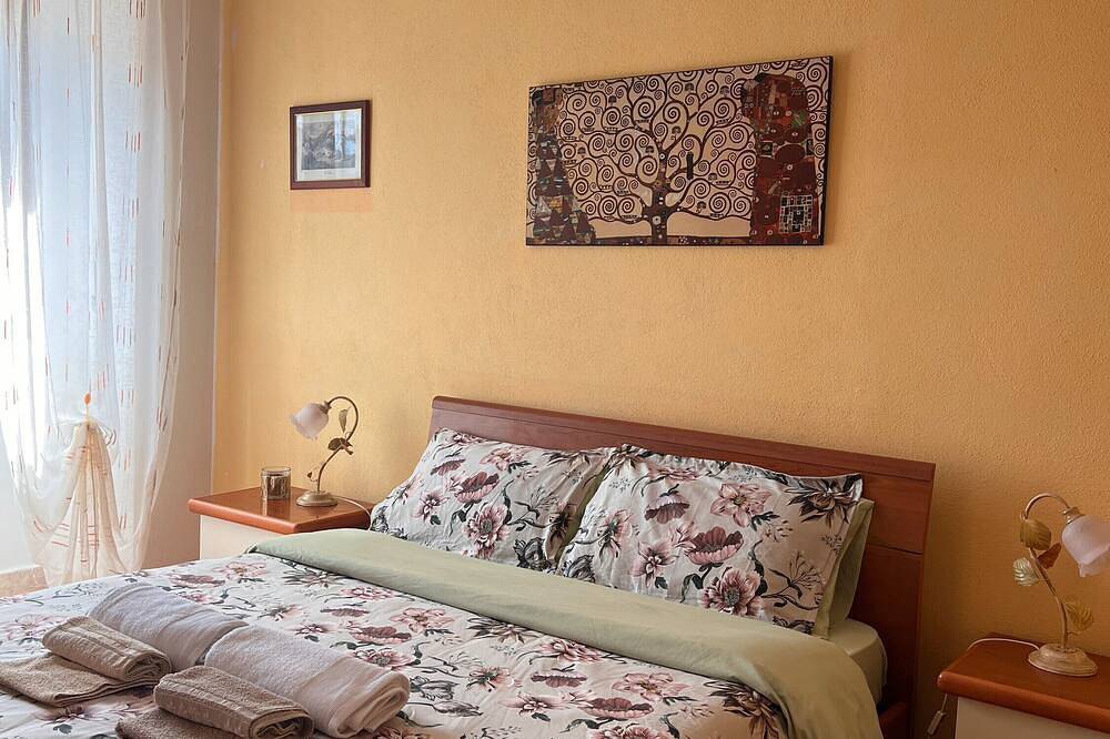 Entire apartment, Apartment 'Cappuccini' with Wi-Fi and Air Conditioning in Sassari, Sassari Province