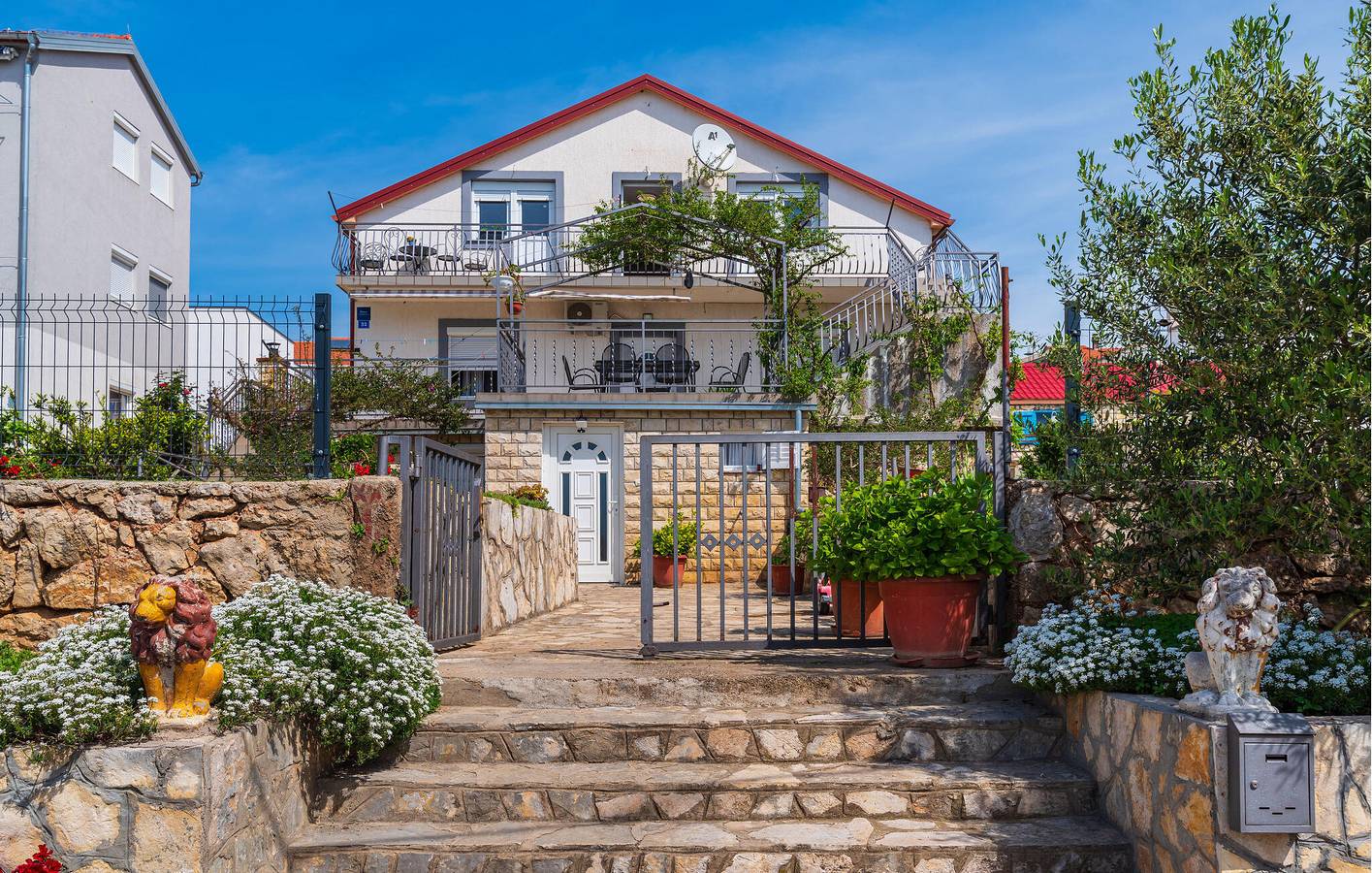 Ganze Ferienwohnung, Charmante Ferienwohnung 200 m von der Küste entfernt mit Terrasse und Küche in Novigrad in Maslenica, Zadar