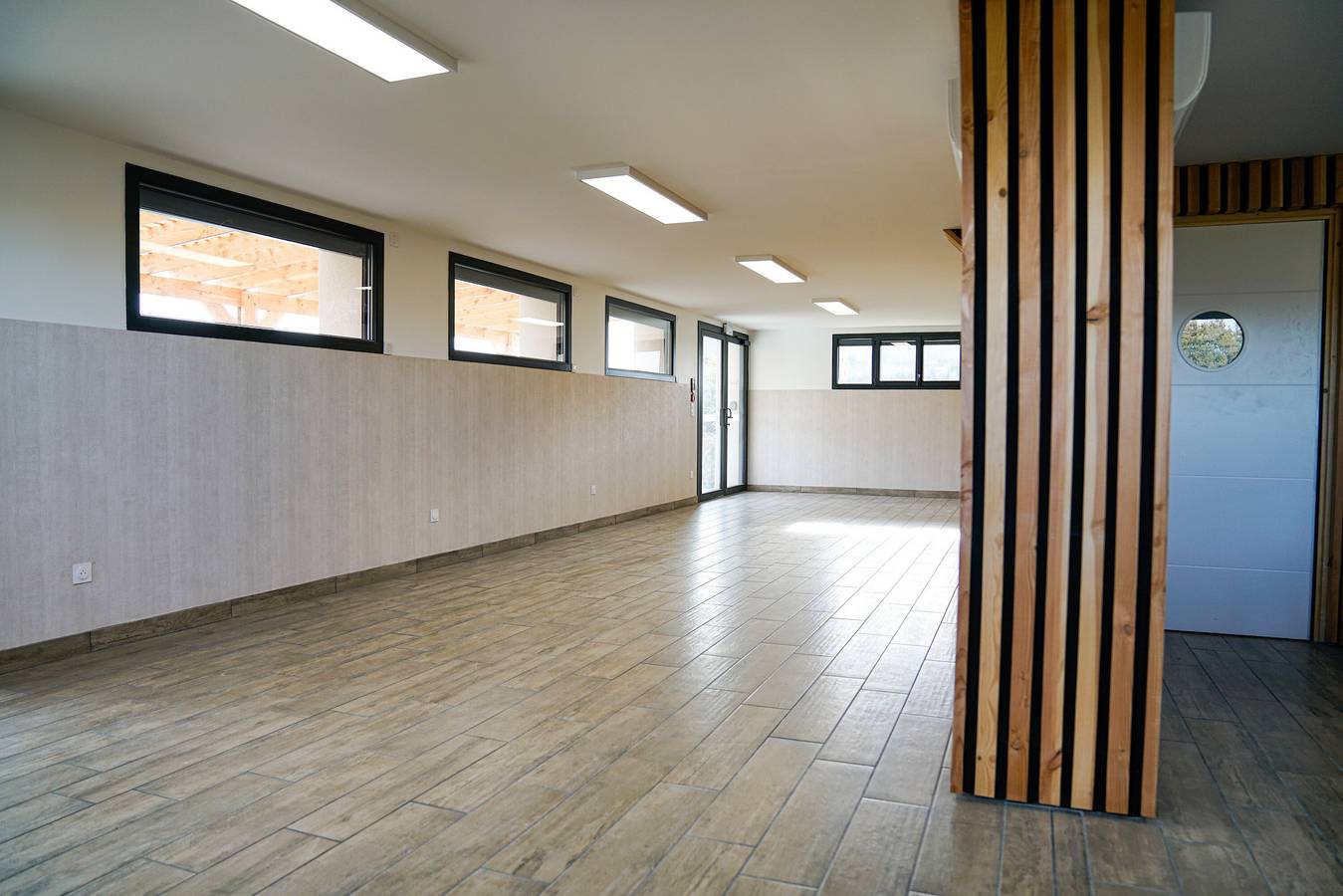 Grand Gîte avec Terrasse Privée, Wi-Fi et Climatisation à Veauchette in Veauchette, Montbrison