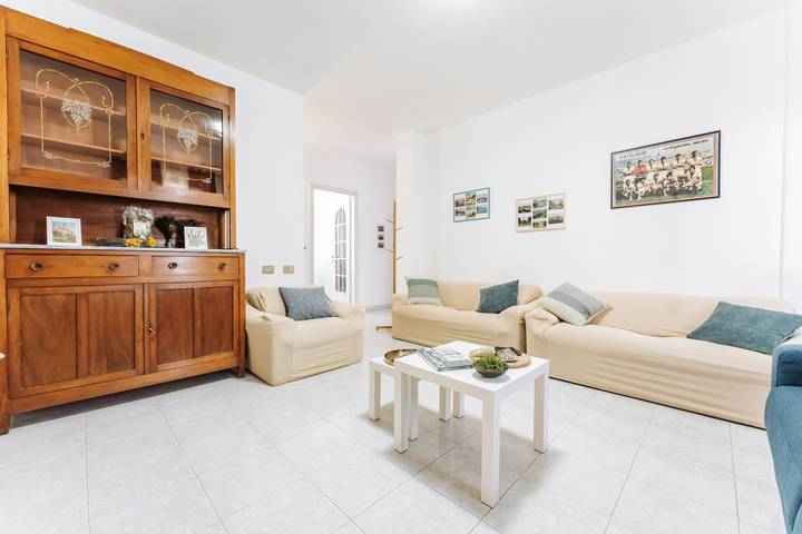 Entire apartment, Apartment 'Artemisia House Vastema' with Private Terrace, Balcony and Air Conditioning in Quartu Sant'Elena, Campidano