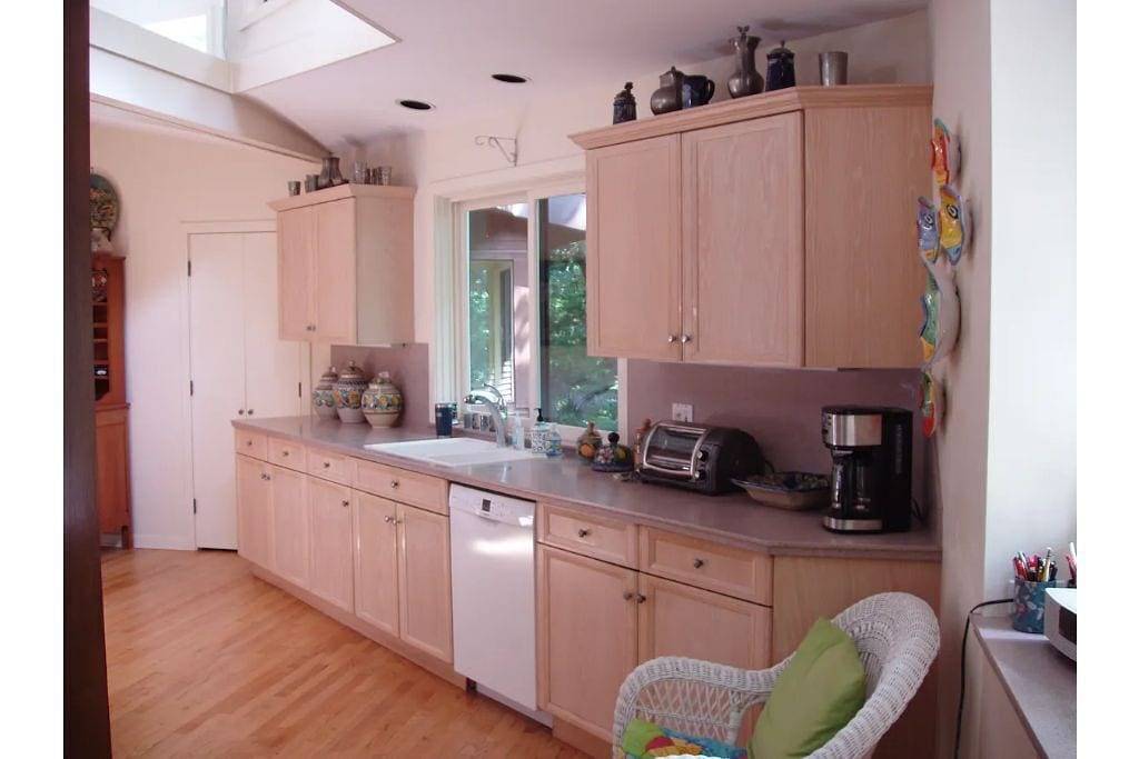 A spacious Treetops Reunion/ Retreat/Event venue! Sleeps 10-12. Seasonal Pool! in Guilford, Connecticut