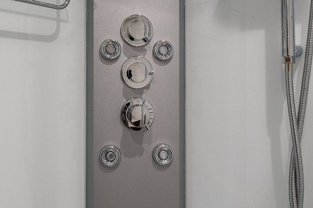 Walliswood Lodge - Rural Retreat - Newly converted, Wood Burner, Air Con, wi-fi in Abinger, Surrey