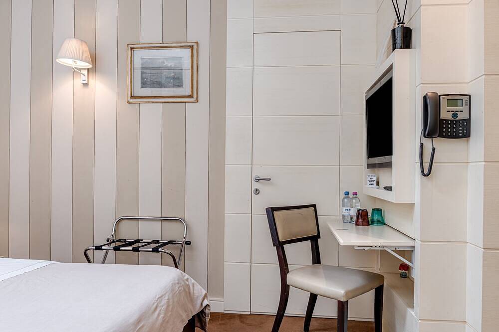 Entire apartment, Molo 73 - Montescristo Room with Breakfast and Parking in Empoli, Florence Province