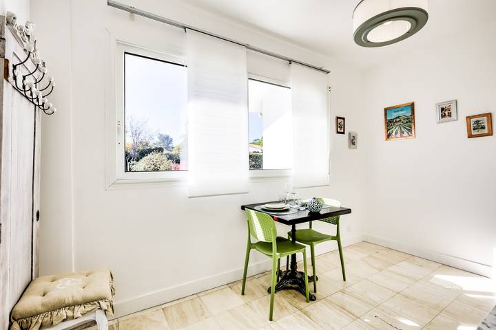 Entire apartment, 'Côté Jardin Parc Saint Martin' Apartment with Shared Garden and Wi-Fi in Pompignac, Bordeaux region