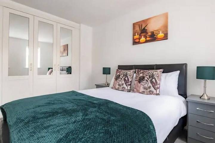 Beautiful 5 Bedroom Home With Parking Near Nec and BHx in Solihull, Birmingham Area