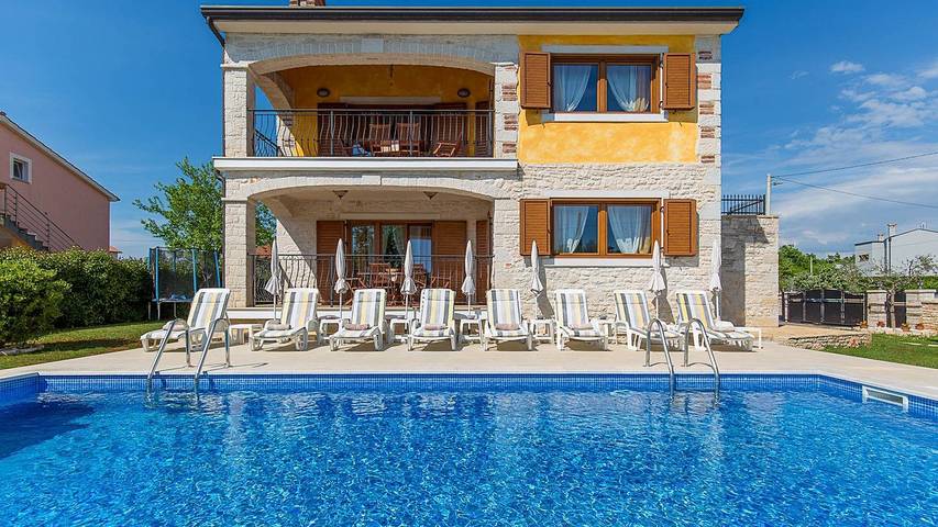 Ferienhaus für 10 Personen, mit Terrasse und Pool - 1