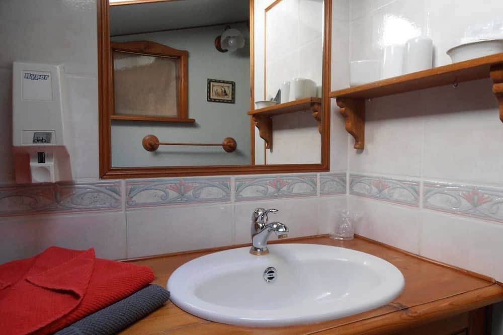 Chambre d'hôtes « Chambre Rêverie » avec terrasse, jardin partagés et Wi-Fi in Polignac, Haute-Loire