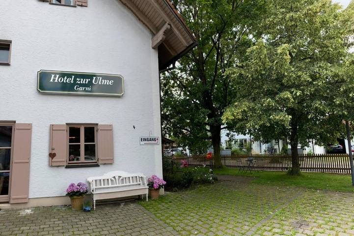 Hotel, mit Terrasse und Garten sowie Ausblick in Anzing