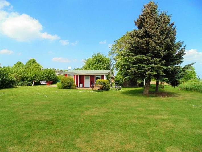 Bungalow für 4 Personen, mit Terrasse und Garten in Damshagen