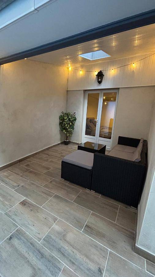 Appartement entier, Two-Bedroom Apartment in Tournus, Région de Mâcon