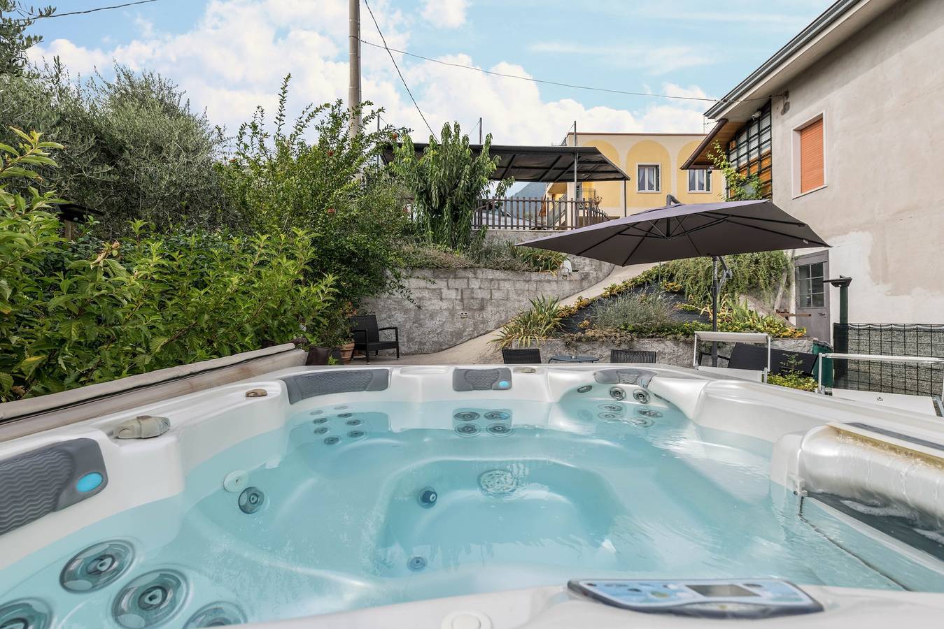 Casa Anna con vista sulle montagne, terrazza, vasca idromassaggio e Wi-Fi in Caprino Veronese, Prealpi Gardesane