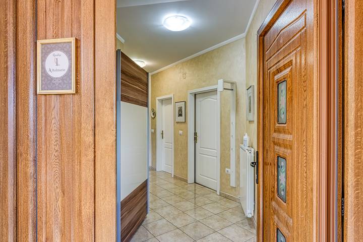 Gîte pour 6 personnes, avec terrasse et piscine, adapté aux familles à Koper - 4