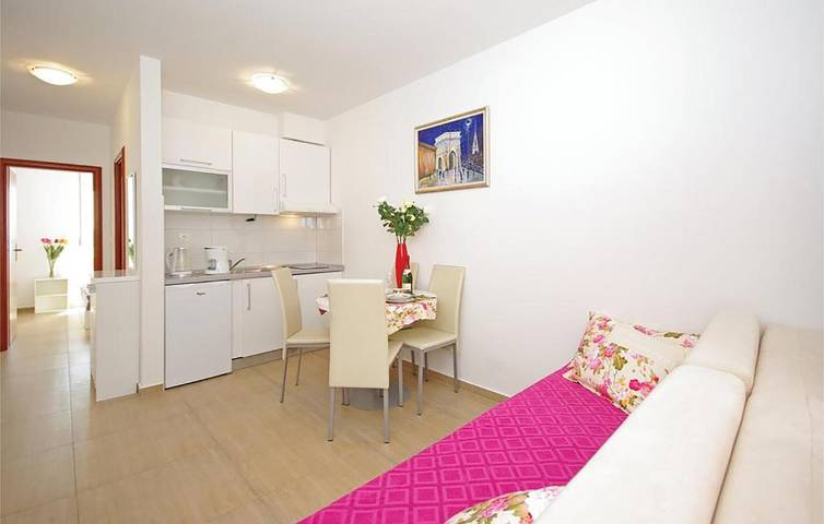 Ganze Ferienwohnung, Gemütliche Ferienwohnung mit Meerblick, Pool, Parkplatz und Terrasse – 800 m vom Strand entfernt in Punta Soline, Brela