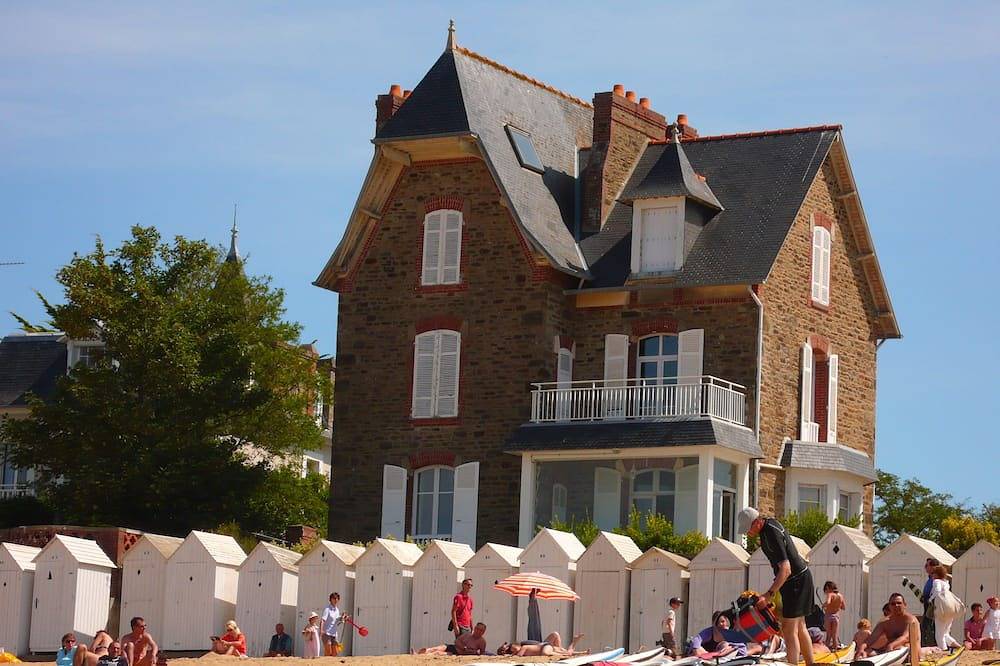 Pies de la casa en el agua in Saint-Briac-sur-Mer, Región de Saint-Malo