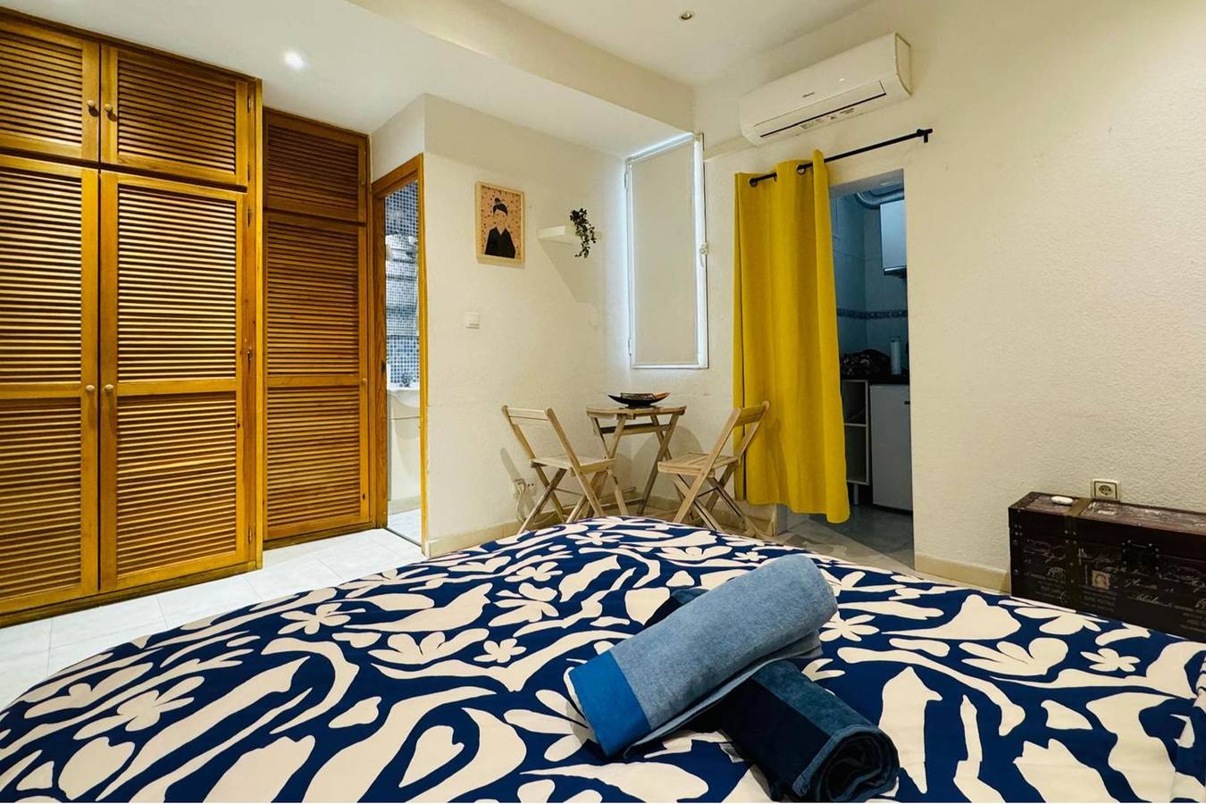 Entire holiday apartment, Zurita Apartment Sleeps 2 with Wi-Fi in Centro (Madrid), Madrid