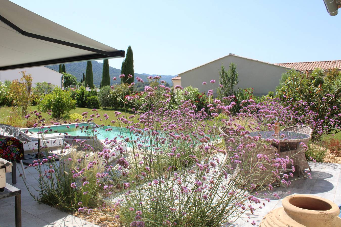 Villa moderne avec jacuzzi, piscine et vue in Séguret, Vaucluse