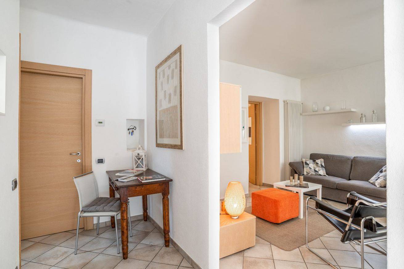 Geheel appartement, Guesthost - Cosy Apt 200m from Como-Borghi Station in Como, Comomeer