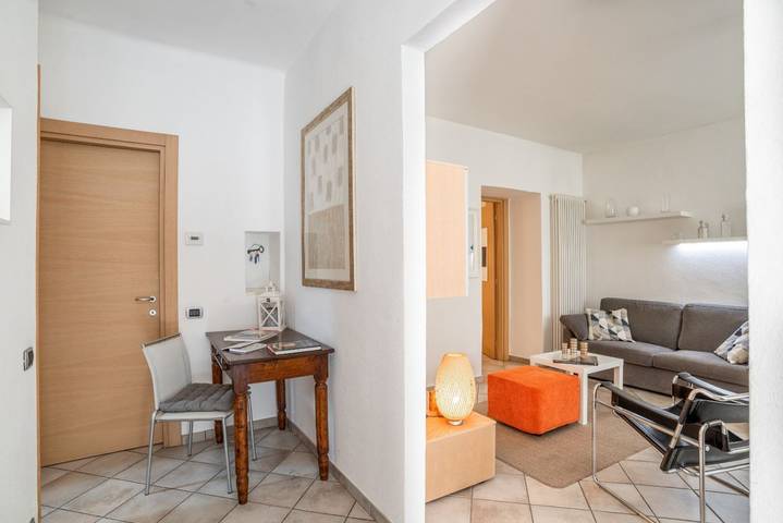 Appartamento intero, GuestHost - Cosy Apt 200m from Como-Borghi Station in Como, Lago di Como