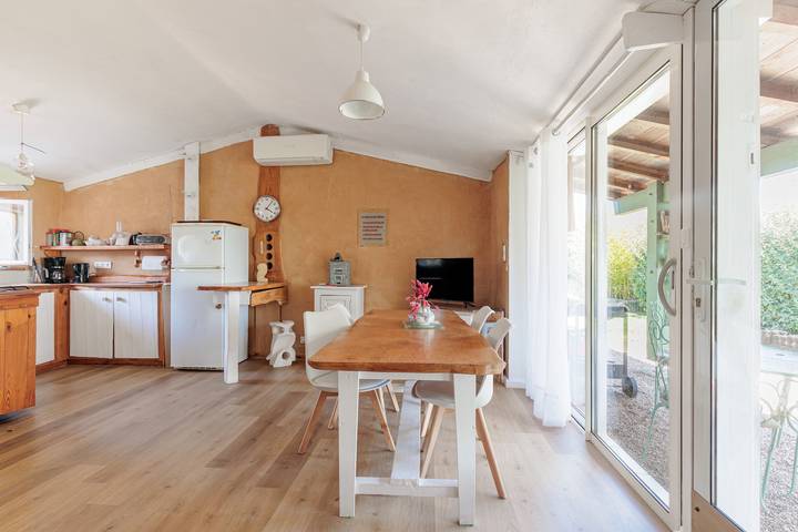 Le Pied à Terre (Cozy Retreat with Pyrenees View) in Estibeaux, Dax region