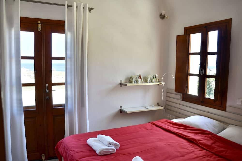 Absolute Peace in a beautiful setting - south villa in Santorini