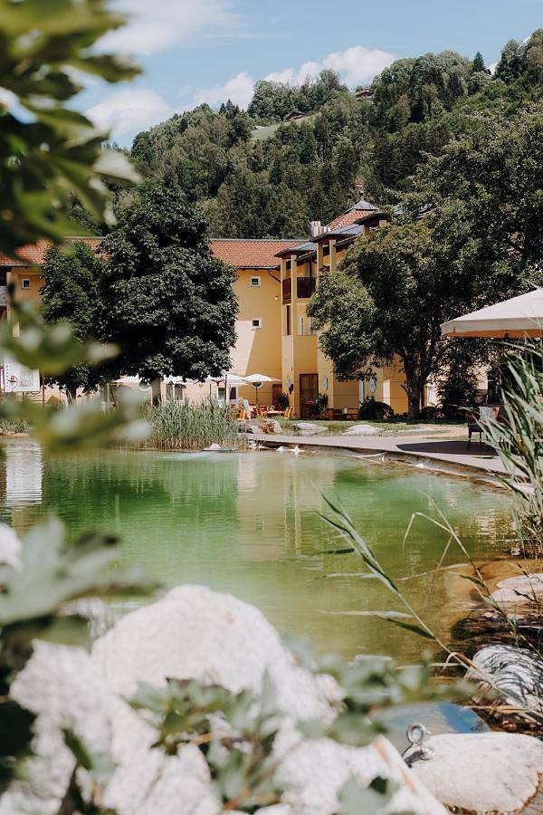 Hôtel pour 4 personnes, avec Jacuzzi et Terrasse ainsi que Jardin et Piscine