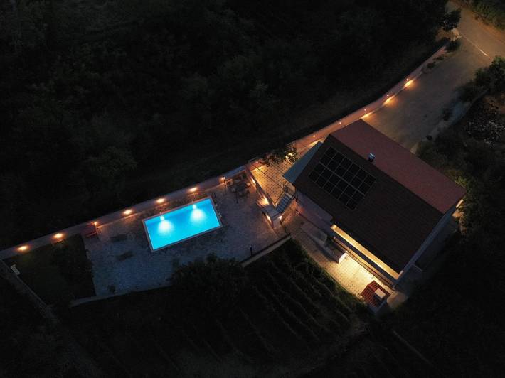 Ganze Wohnung, 3-Zimmer-Ferienwohnung mit Pool Zmijavci, Zagora A-27159-a in Imotski, Makarska Riviera
