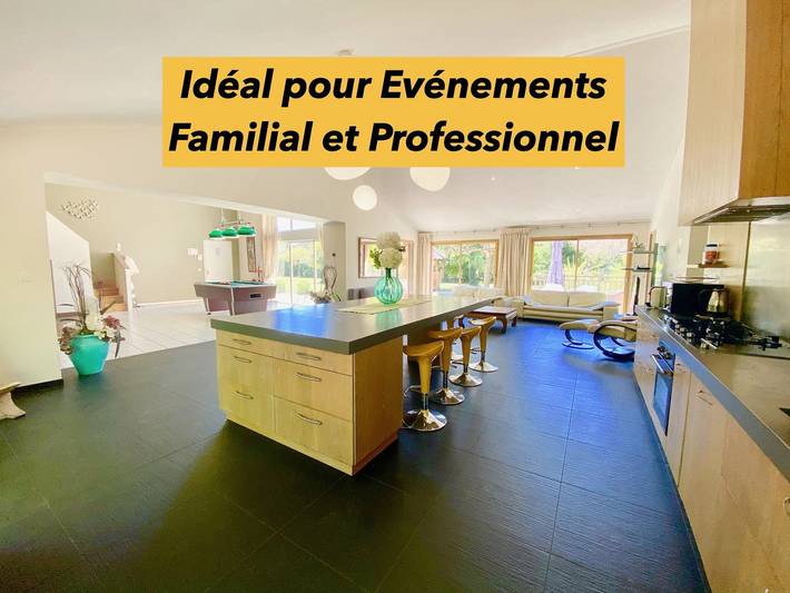 Villa pour 22 personnes, avec Jacuzzi et Terrasse ainsi que Jardin et Piscine