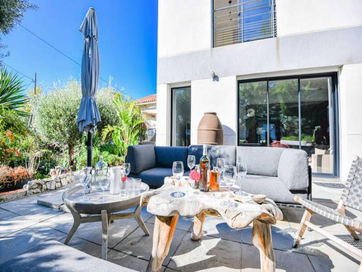 Vacation rental for 8 people, with terrace and yard as well as pool in Marseille