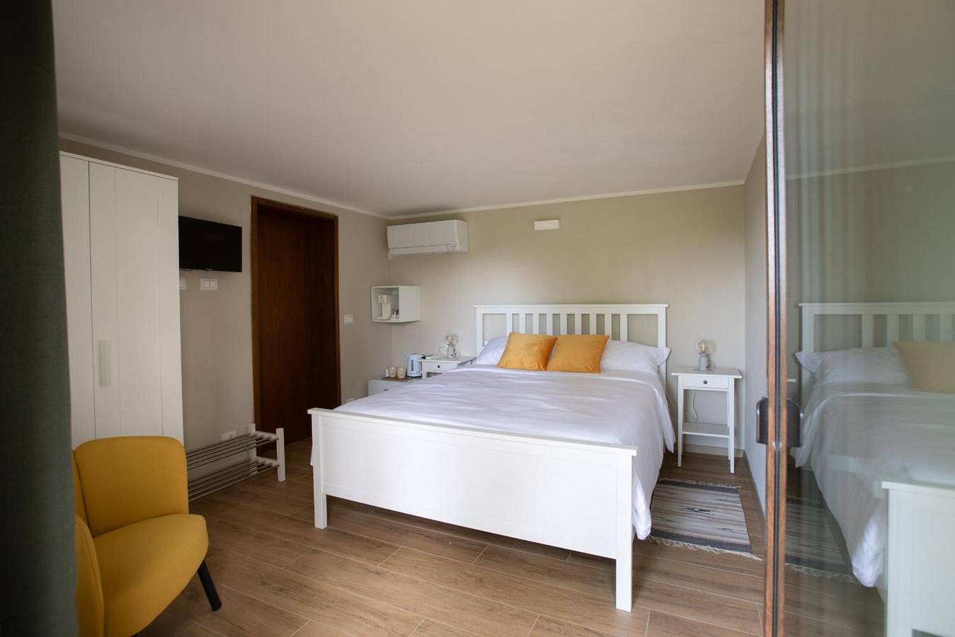 Apartment 'La Ginestra - Double Room' with Shared Garden, Wi-Fi and Air Conditioning in Mossa, Carso